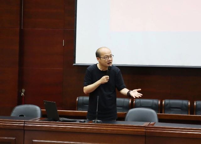 3張戈校長演講中.jpg