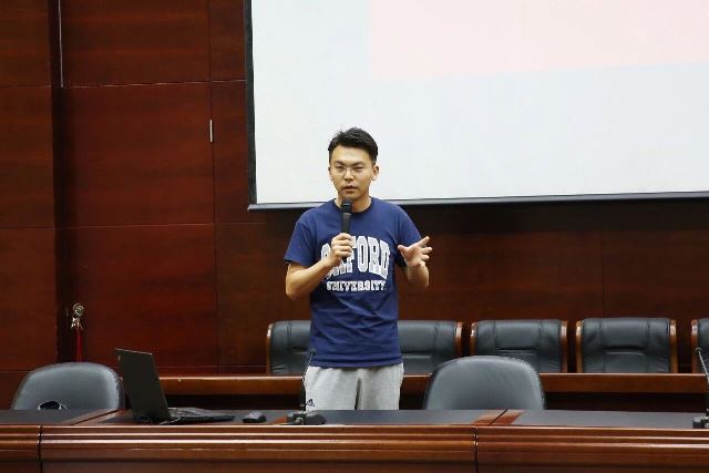 2尹江老師演講中.jpg